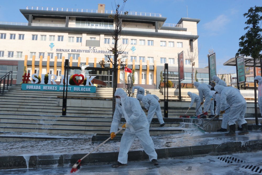Şırnak caddeleri, köpüklü suyla yıkandı