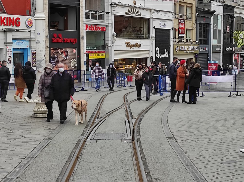 Taksim Meydanı ve İstiklal Caddesi'nde turist yoğunluğu