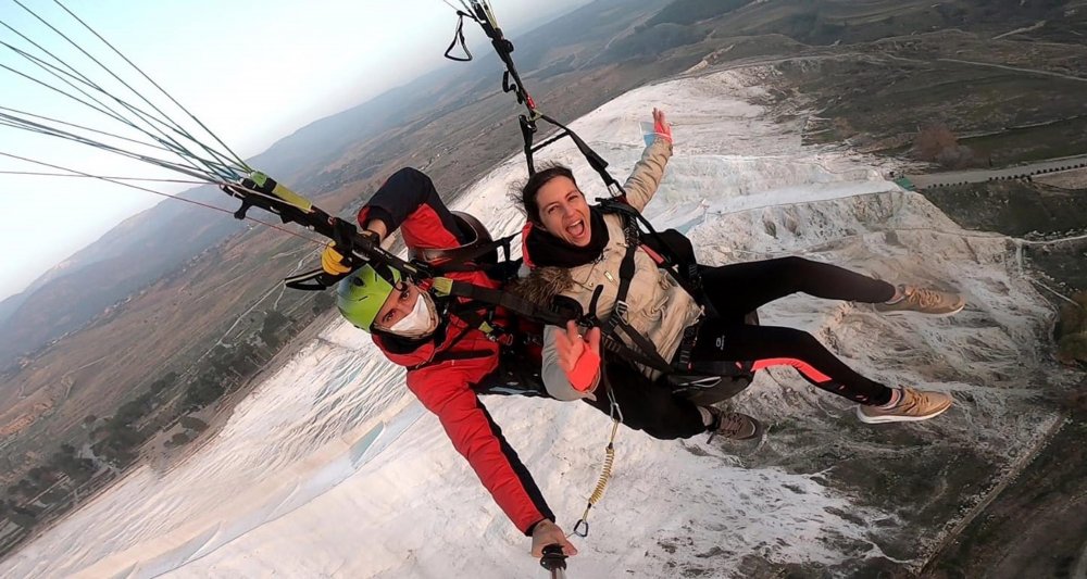 Turistler, kısıtlamada paraşütle Pamukkale'nin üzerinde uçtu