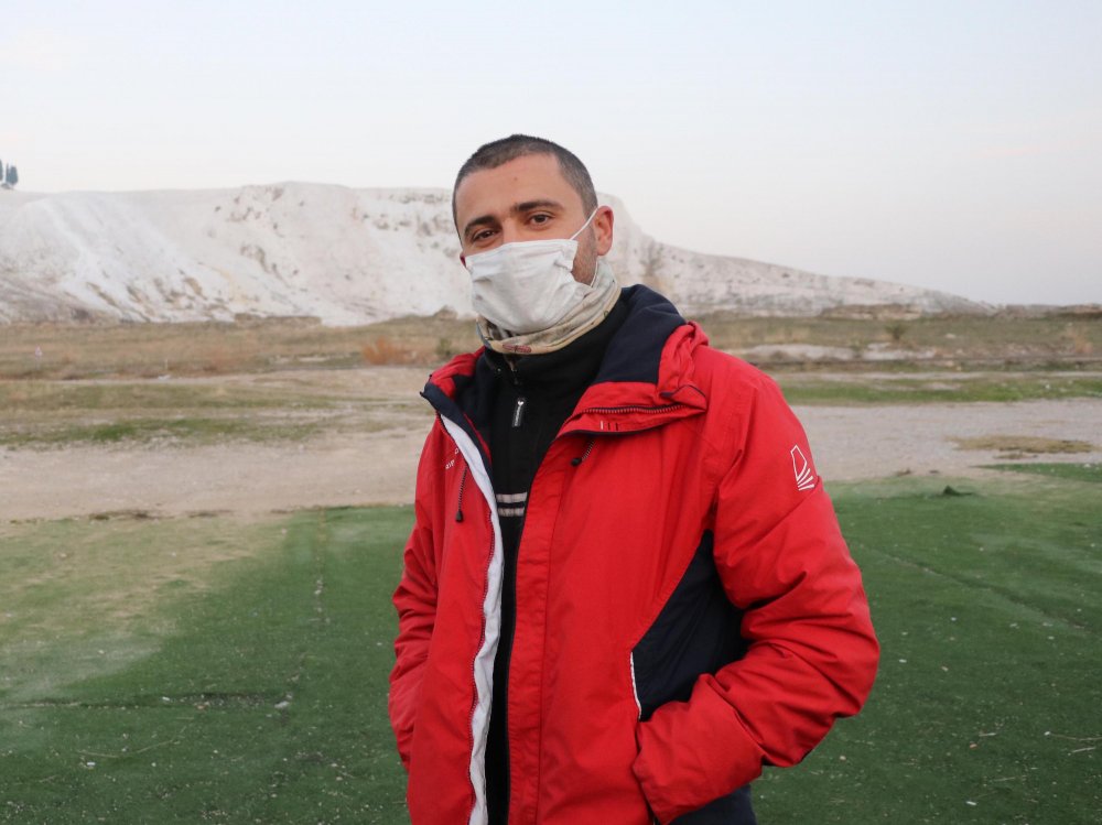 Turistler, kısıtlamada paraşütle Pamukkale'nin üzerinde uçtu
