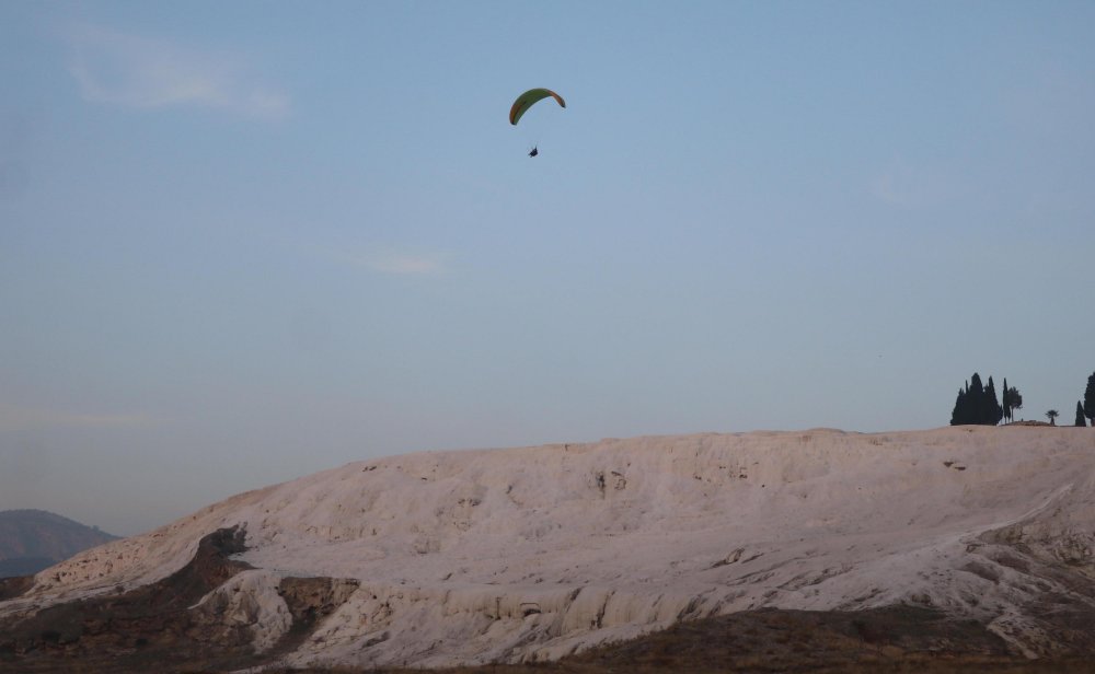 Turistler, kısıtlamada paraşütle Pamukkale'nin üzerinde uçtu