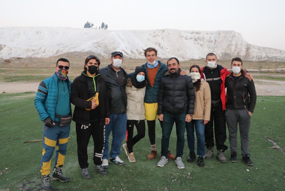 Turistler, kısıtlamada paraşütle Pamukkale'nin üzerinde uçtu