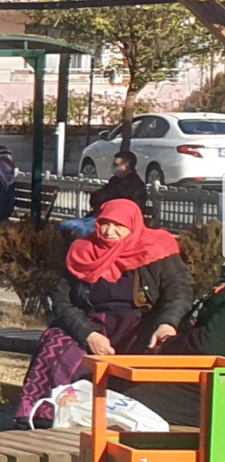 Arkadaşıyla mesajlaşan kardeşine kızdı, salladığı bıçakla yaralanan annesi öldü