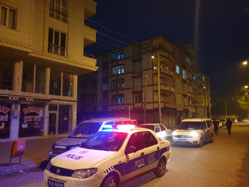 Arkadaşıyla mesajlaşan kardeşine kızdı, salladığı bıçakla yaralanan annesi öldü