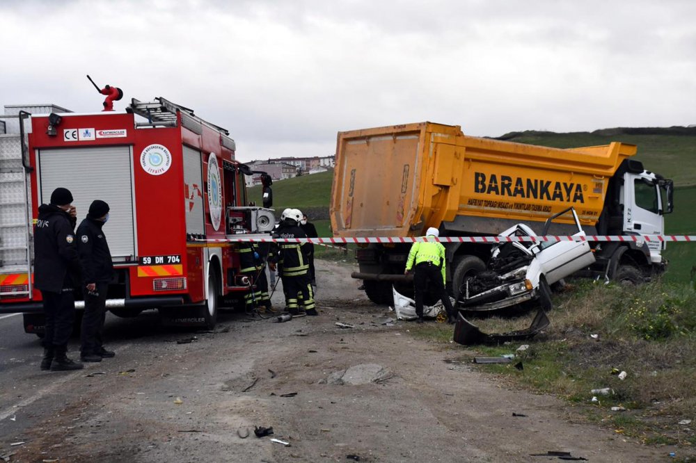 Kamyon ile çarpışan otomobil hurdaya döndü, sürücü öldü