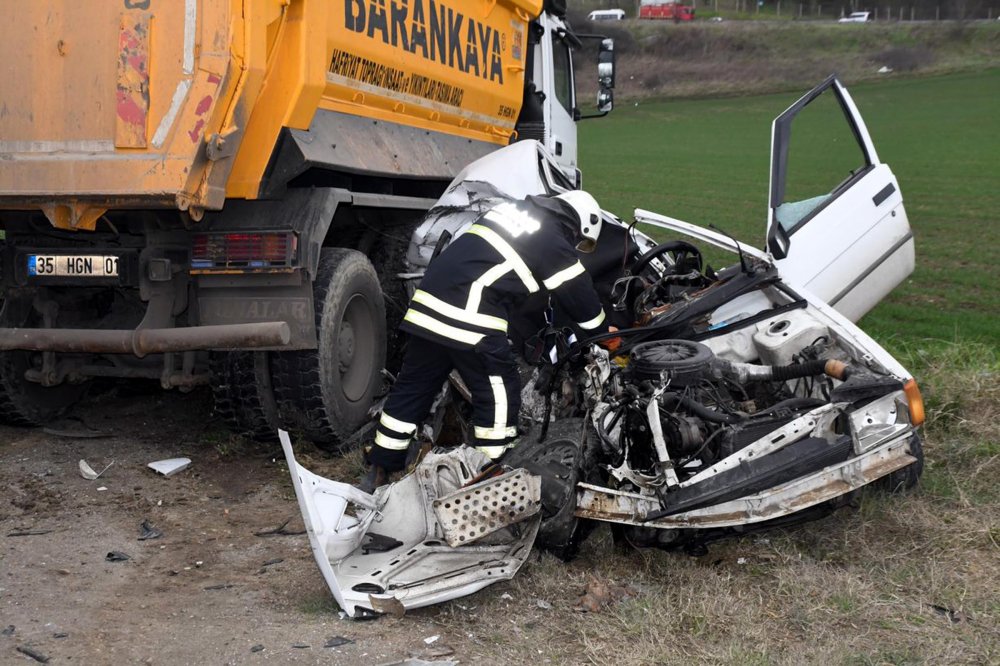 Kamyon ile çarpışan otomobil hurdaya döndü, sürücü öldü