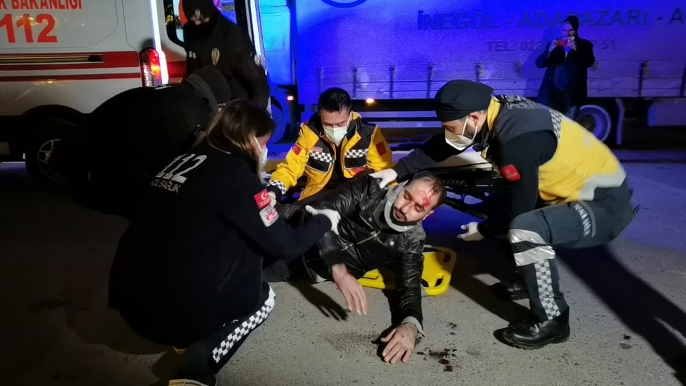 Kazada yaralanan elektrikli bisiklet sürücüsünü battaniye ile soğuktan korudu