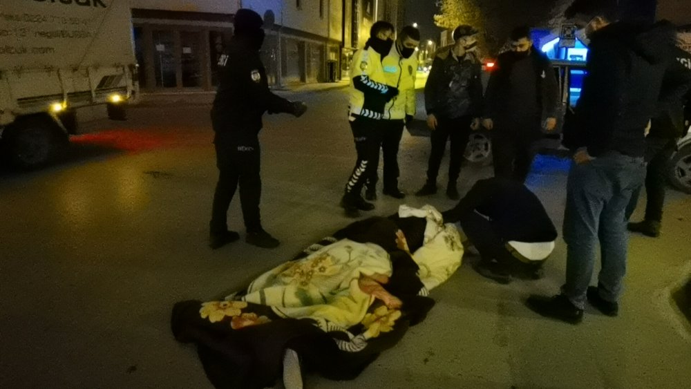 Kazada yaralanan elektrikli bisiklet sürücüsünü battaniye ile soğuktan korudu