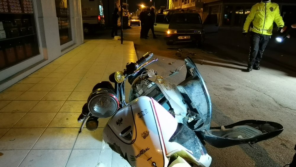 Kazada yaralanan elektrikli bisiklet sürücüsünü battaniye ile soğuktan korudu