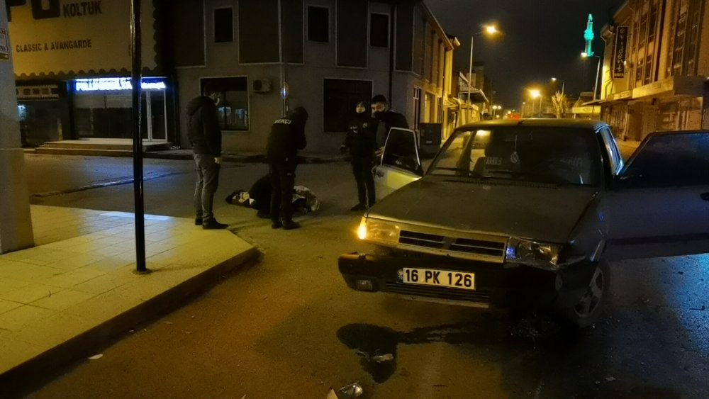 Kazada yaralanan elektrikli bisiklet sürücüsünü battaniye ile soğuktan korudu
