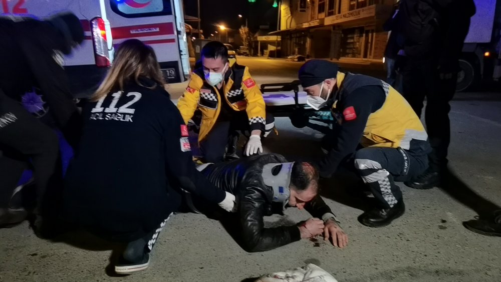 Kazada yaralanan elektrikli bisiklet sürücüsünü battaniye ile soğuktan korudu