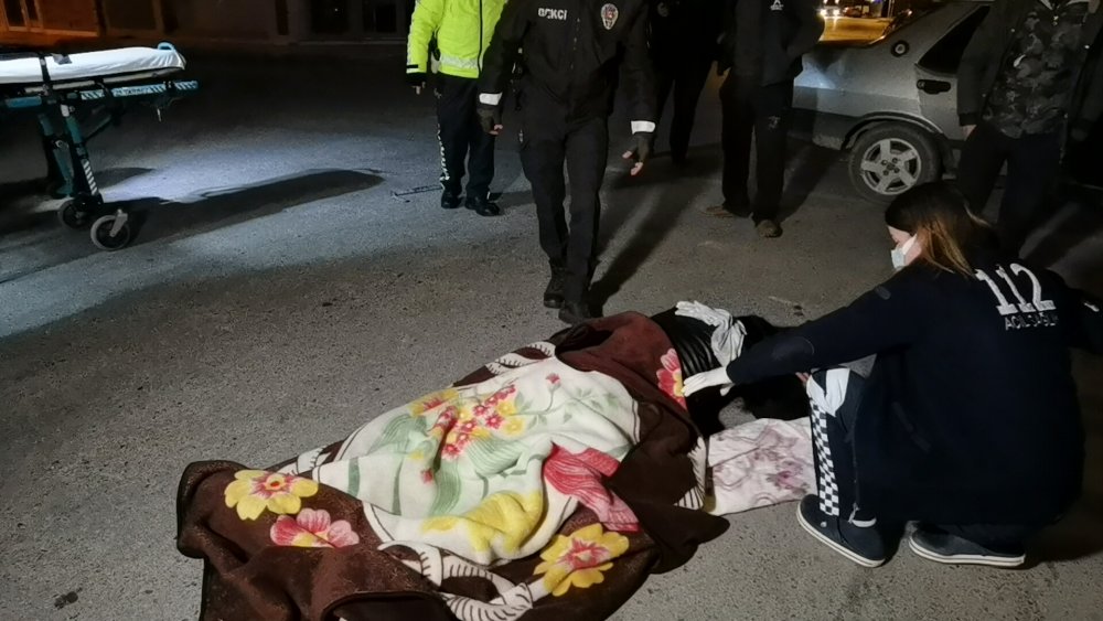 Kazada yaralanan elektrikli bisiklet sürücüsünü battaniye ile soğuktan korudu