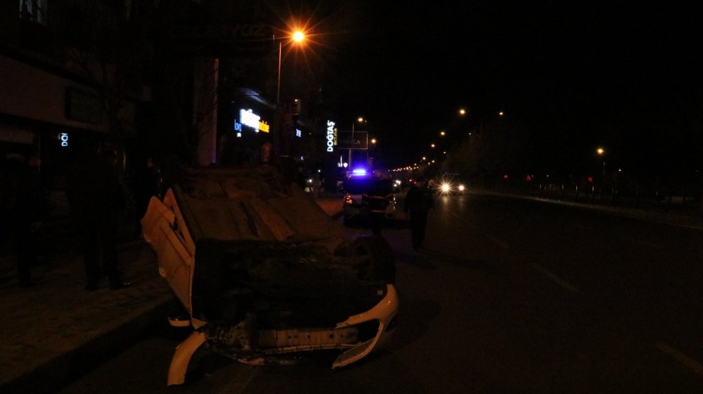 Niğde'de iki otomobil çarpıştı: 5 yaralı