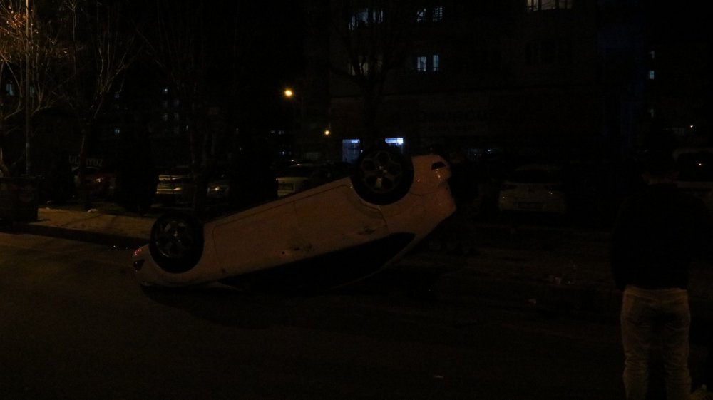 Niğde'de iki otomobil çarpıştı: 5 yaralı