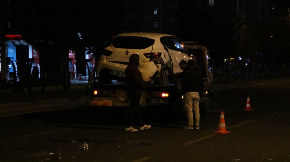 Niğde'de iki otomobil çarpıştı: 5 yaralı