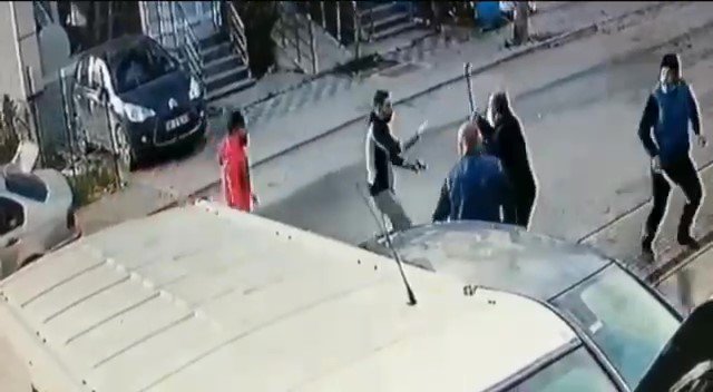 Oto tamirhanesinde levye, sopa ve bijon anahtarlı kavga kamerada