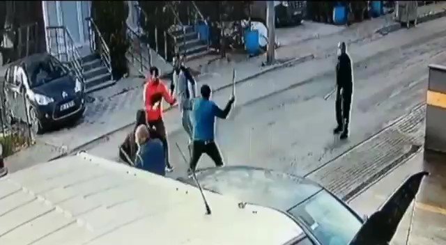 Oto tamirhanesinde levye, sopa ve bijon anahtarlı kavga kamerada