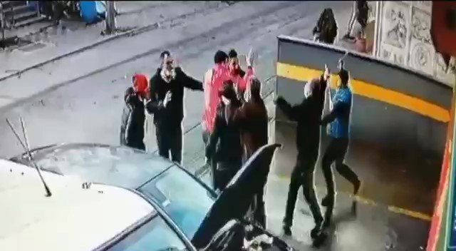 Oto tamirhanesinde levye, sopa ve bijon anahtarlı kavga kamerada