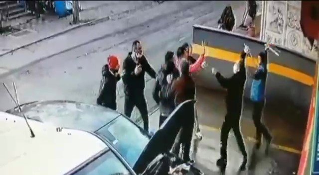 Oto tamirhanesinde levye, sopa ve bijon anahtarlı kavga kamerada