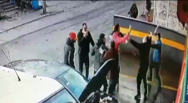 Oto tamirhanesinde levye, sopa ve bijon anahtarlı kavga kamerada