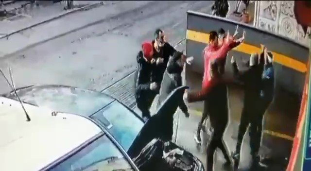 Oto tamirhanesinde levye, sopa ve bijon anahtarlı kavga kamerada