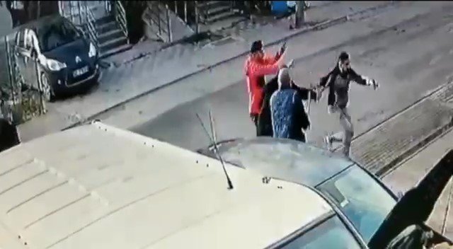Oto tamirhanesinde levye, sopa ve bijon anahtarlı kavga kamerada