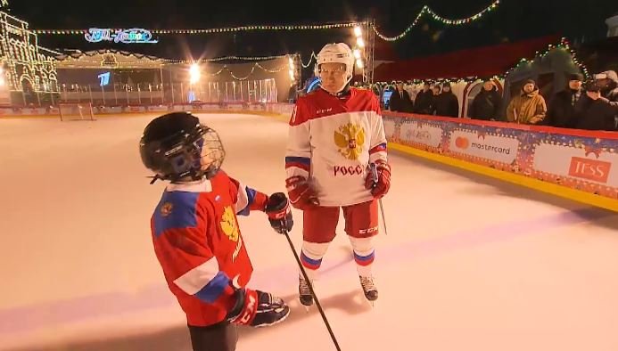 Rusya Devlet Başkanı Putin, kendisiyle 'buz hokeyi' oynamak isteyen çocuğun hayalini gerçekleştirdi