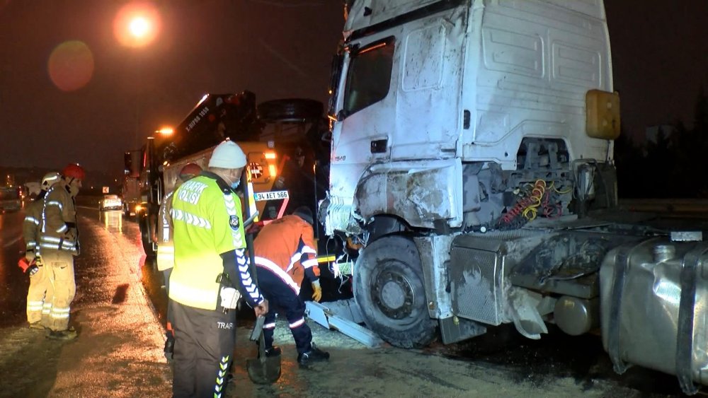 TEM Otoyolu'nda TIR devrildi; 1 yaralı 