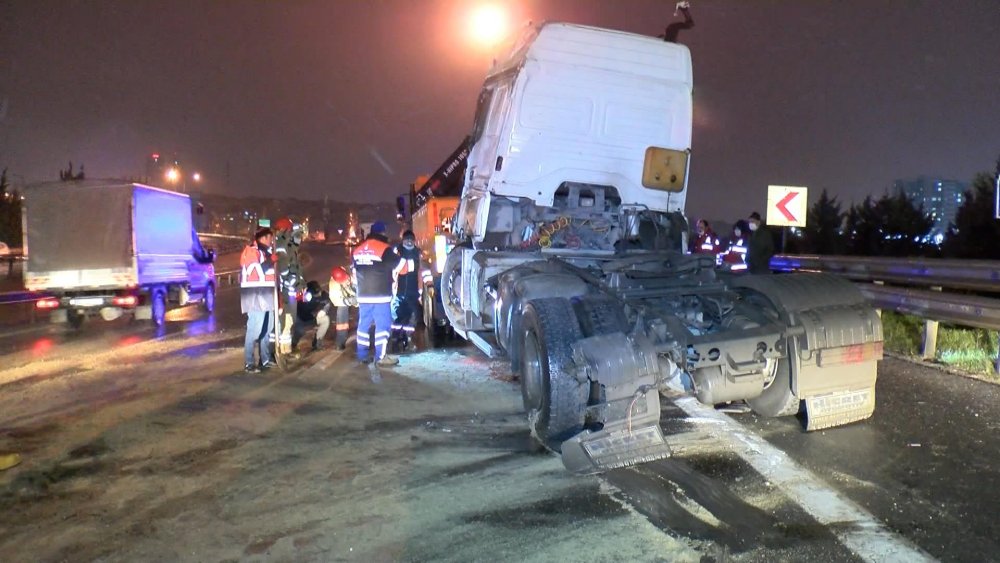 TEM Otoyolu'nda TIR devrildi; 1 yaralı 