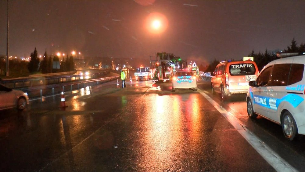 TEM Otoyolu'nda TIR devrildi; 1 yaralı 