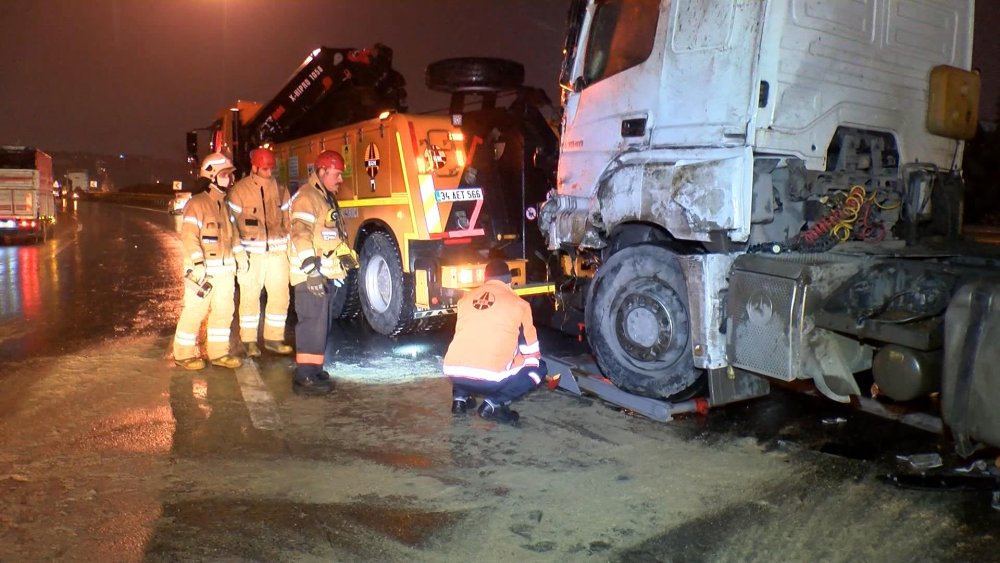 TEM Otoyolu'nda TIR devrildi; 1 yaralı 