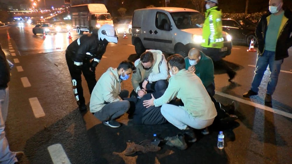 Yemek siparişi götüren motosikletli kuryeye otomobil çarptı; 1 yaralı 
