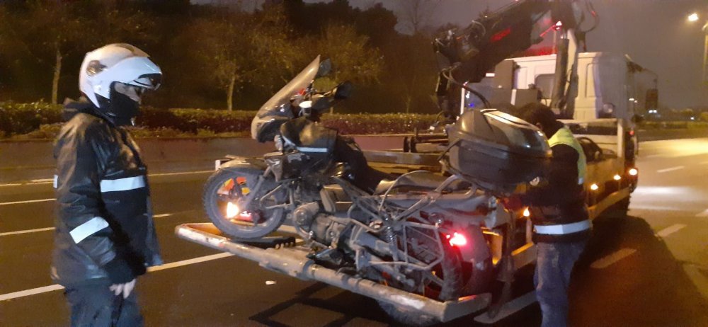 Yemek siparişi götüren motosikletli kuryeye otomobil çarptı; 1 yaralı 