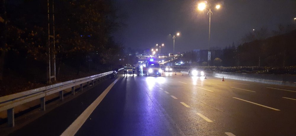 Yemek siparişi götüren motosikletli kuryeye otomobil çarptı; 1 yaralı 
