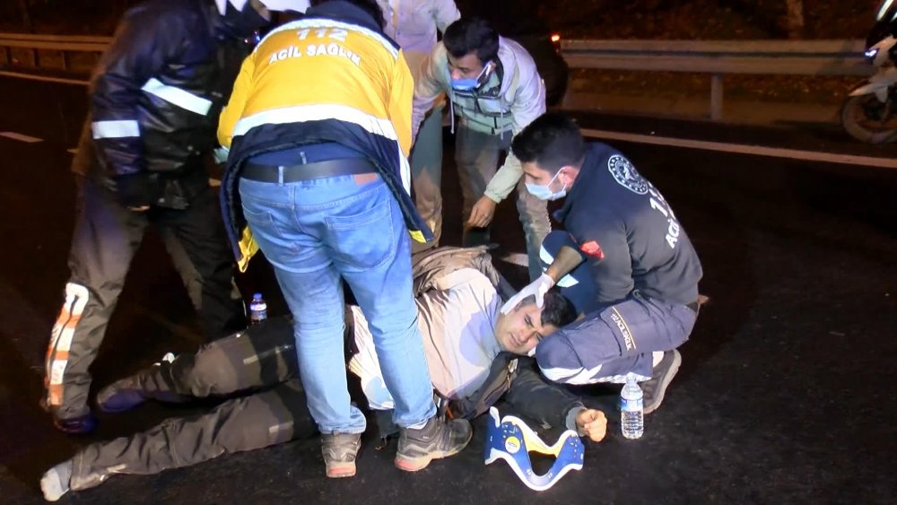 Yemek siparişi götüren motosikletli kuryeye otomobil çarptı; 1 yaralı 