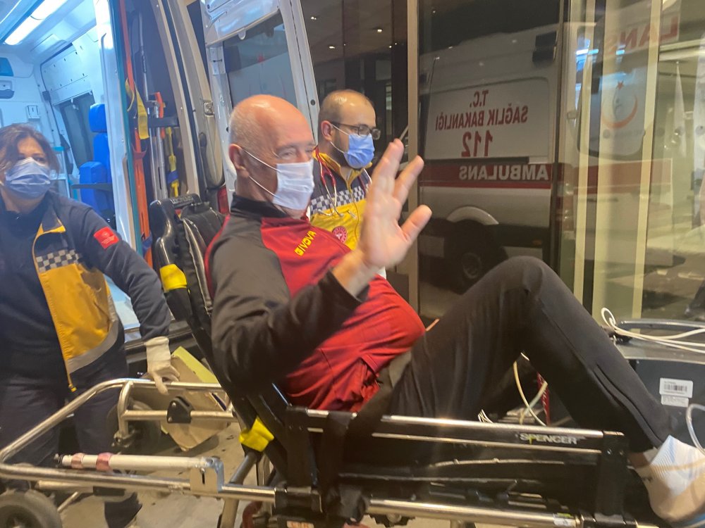 Başantrenör Nedim Özbey ambulansla hastaneye getirildi