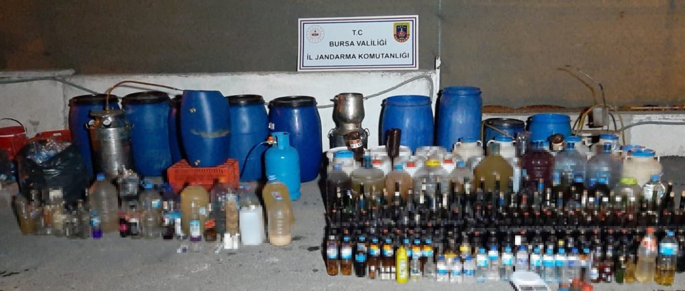 Bursa'da, yılbaşı öncesi 1395 litre sahte içki ele geçirildi