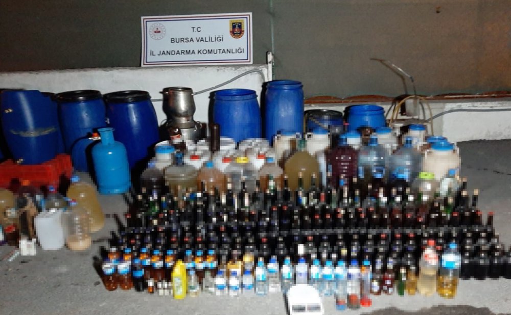 Bursa'da, yılbaşı öncesi 1395 litre sahte içki ele geçirildi