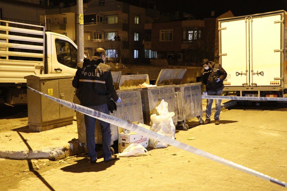 Çanakkale’de çöp konteynerine terk edilen bebek  doktorların müdahalesine rağmen yaşamını yitirdi.