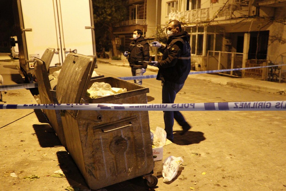 Çanakkale’de çöp konteynerine terk edilen bebek  doktorların müdahalesine rağmen yaşamını yitirdi.