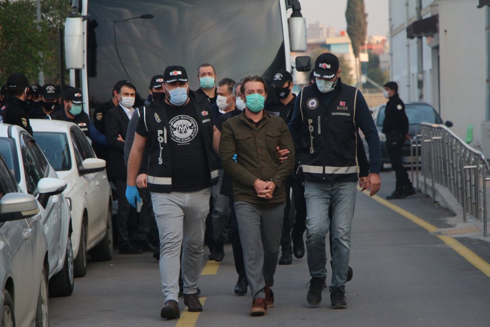 Ceyhan Belediyesi'ne 'rüşvet' operasyonunda gözaltındaki 23 şüpheli, sağlık kontrolünden geçirildi