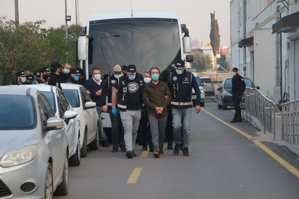 Ceyhan Belediyesi'ne 'rüşvet' operasyonunda gözaltındaki 23 şüpheli, sağlık kontrolünden geçirildi