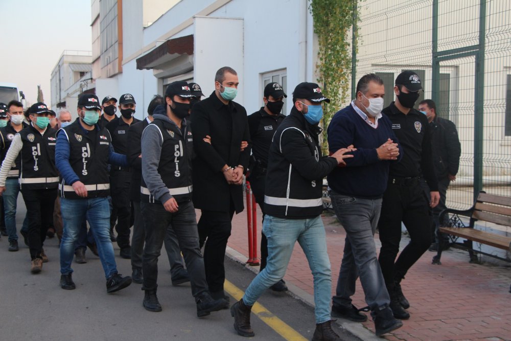 Ceyhan Belediyesi'ne 'rüşvet' operasyonunda gözaltındaki 23 şüpheli, sağlık kontrolünden geçirildi