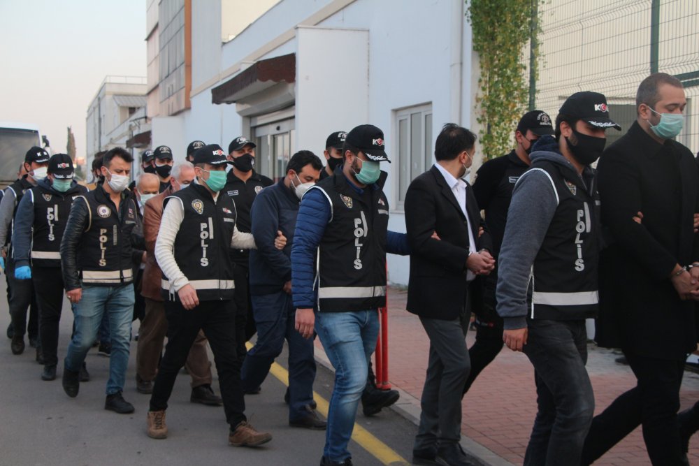 Ceyhan Belediyesi'ne 'rüşvet' operasyonunda gözaltındaki 23 şüpheli, sağlık kontrolünden geçirildi