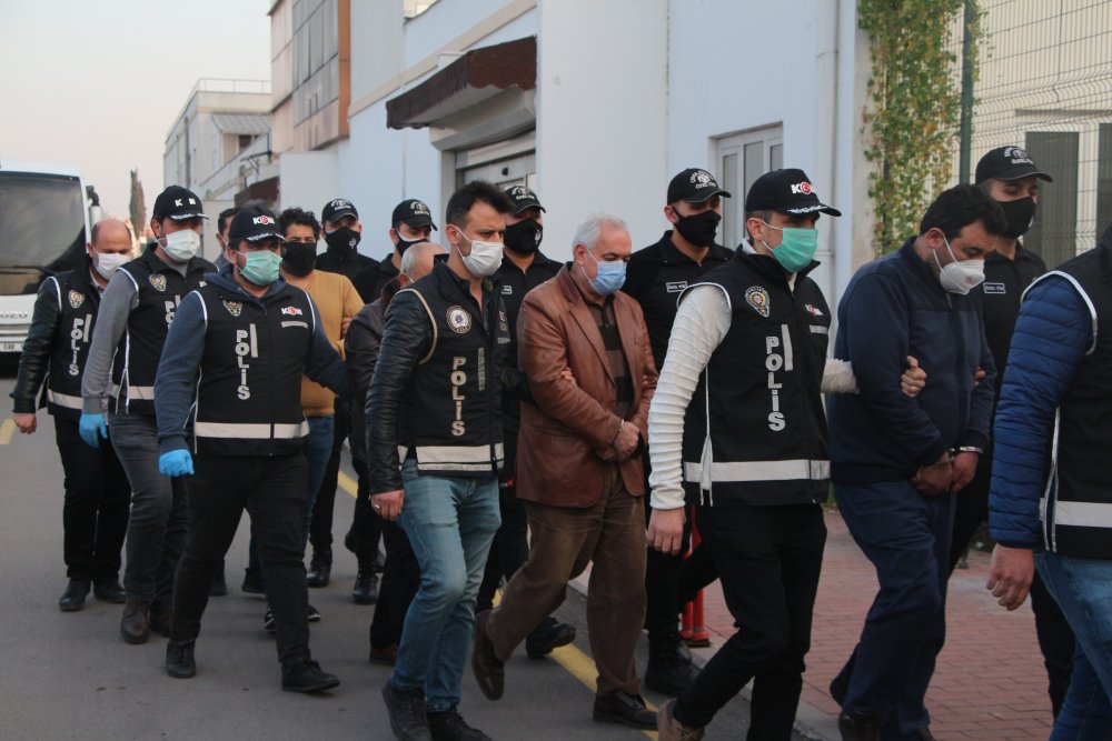 Ceyhan Belediyesi'ne 'rüşvet' operasyonunda gözaltındaki 23 şüpheli, sağlık kontrolünden geçirildi
