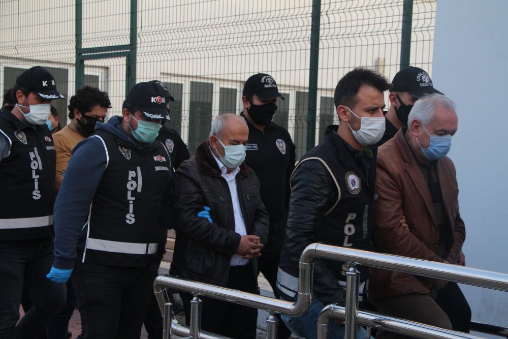 Ceyhan Belediyesi'ne 'rüşvet' operasyonunda gözaltındaki 23 şüpheli, sağlık kontrolünden geçirildi