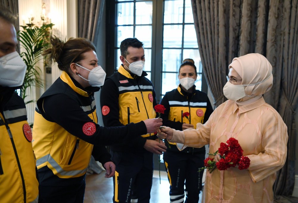 Emine Erdoğan,  paramediklerin günlerini kutladı
