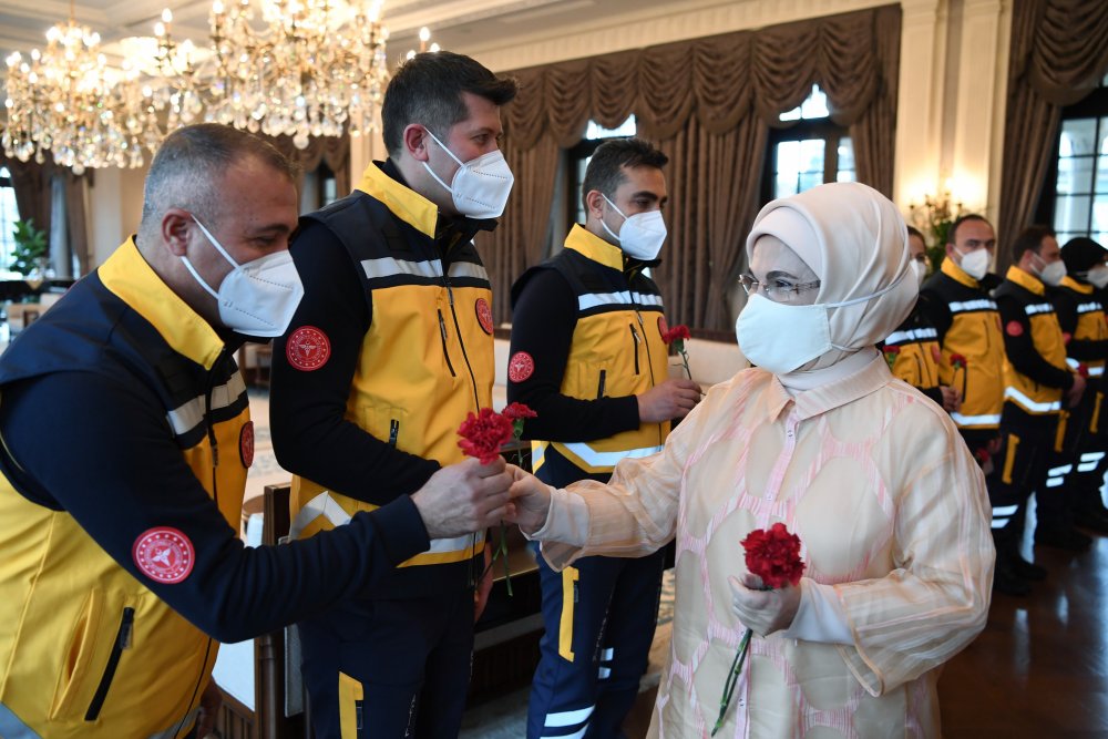 Emine Erdoğan,  paramediklerin günlerini kutladı