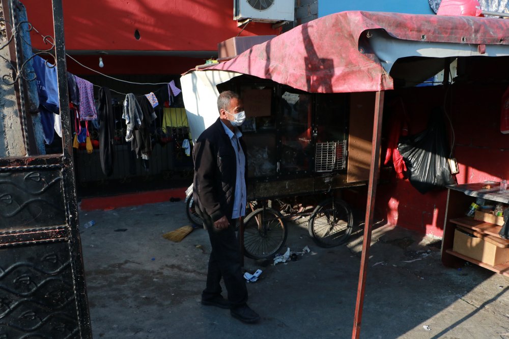 Ev hapsinde, başından tabancayla vuruldu