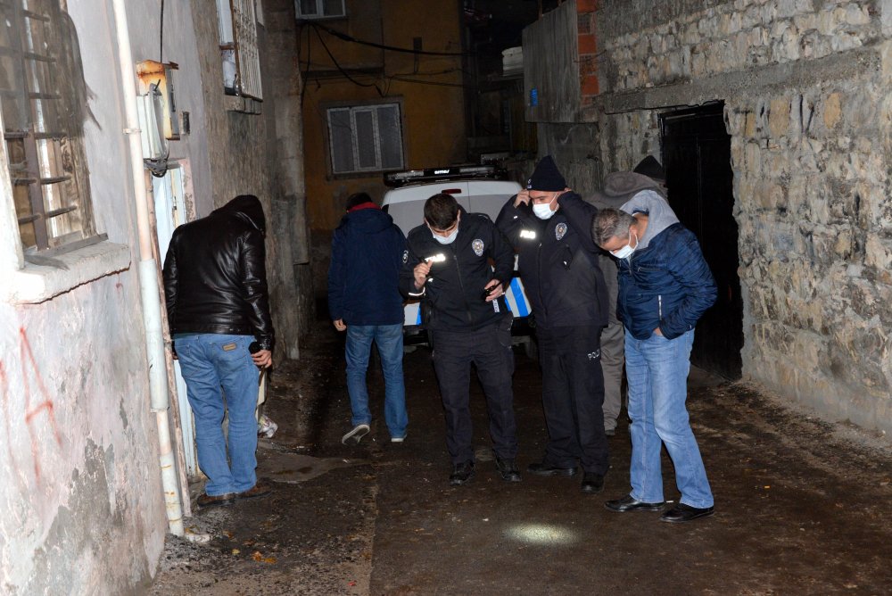 Evine gelen kişi tarafından ayağından vuruldu
